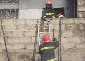 الدفاع المدني بشبوة ينجح في إخماد حريق بشقتين سكنيتين بمدينة عتق 