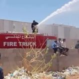 الدفاع المدني بساحل حضرموت يسيطر على حريق في مركز تجاري في المكلا