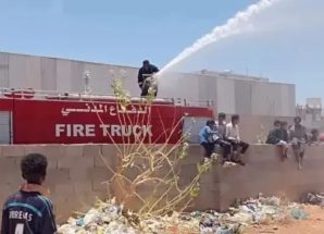 الدفاع المدني بساحل حضرموت يسيطر على حريق في مركز تجاري في المكلا