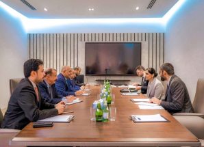الرئيس الزُبيدي يبحث مع السفيرة البريطانية ومسؤولي البنك الدولي المستجدات السياسية والحلول العاجلة لأزمة الكهرباء