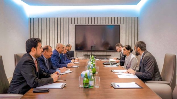 الرئيس الزُبيدي يبحث مع السفيرة البريطانية ومسؤولي البنك الدولي المستجدات السياسية والحلول العاجلة لأزمة الكهرباء