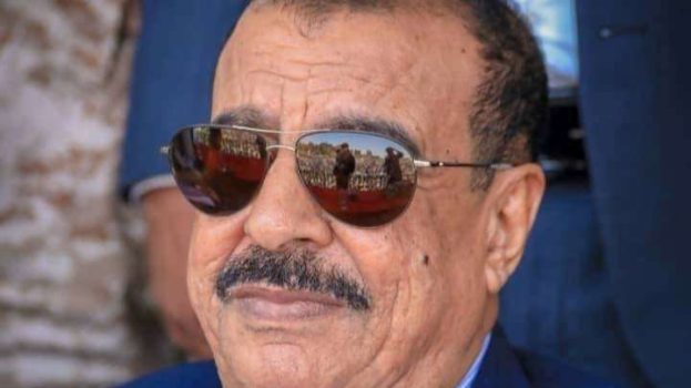 اللواء بن بريك يُعزّي في وفاة الشخصية الرياضية والعسكرية عوض بامؤمن