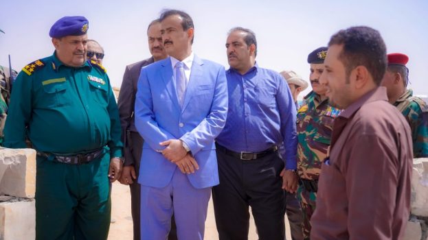 المحافظ بن الوزير يتفقد سير العمل في عدد من المشاريع الخدمية بمدينة عتق ويشيد بدعم الأشقاء في دولة الإمارات