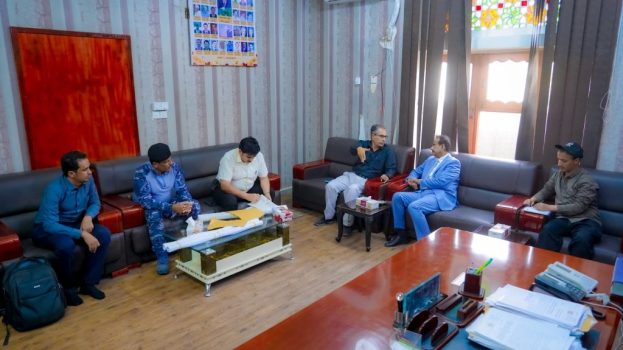 المحافظ بن الوزير يناقش مع الجهات المختصة مستوى الأداء الخدمي والتخطيط الحضري في مدينة عتق