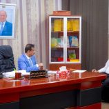 المحافظ بن الوزير يناقش نشاط مكتب الضرائب، ويشدد على استكمال مهام فريق حصر وتحصيل ضريبة الريع العقاري