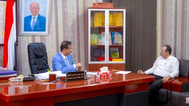 المحافظ بن الوزير يناقش نشاط مكتب الضرائب، ويشدد على استكمال مهام فريق حصر وتحصيل ضريبة الريع العقاري