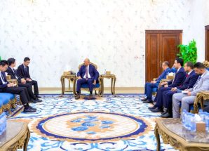 الرئيس الزُبيدي يؤكد حاجة بلادنا إلى الخبرات الصينية لإعادة تأهيل قطاع الكهرباء