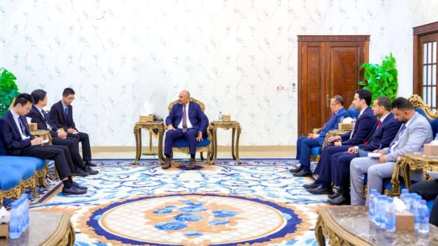 الرئيس الزُبيدي يؤكد حاجة بلادنا إلى الخبرات الصينية لإعادة تأهيل قطاع الكهرباء