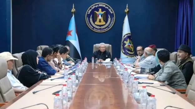 الهيئة السياسية تستعرض المستجدات السياسية والعسكرية وتثمّن عودة الرئيس الزُبيدي إلى العاصمة عدن