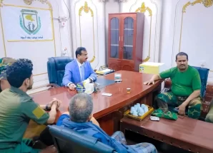 المحافظ بن الوزير يتفقد القيادة العامة لقوات دفاع شبوة ويشيد بجاهزيتها ودورها في ترسيخ الأمن والاستقرار.