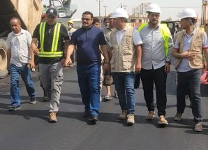 مدير عام المنصورة يدشن أعمال فرش الطبقة الأسفلتية بمشروع إعادة تأهيل شارع الخمسين