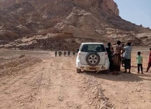 مأساة جبل بعتق: وفاة مهاجر إثيوبي وإصابة آخر واستمرار جهود إنقاذ ثالث عالق حتى اللحظة