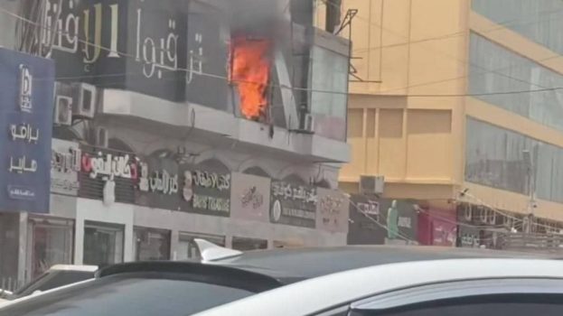 اندلاع حريق في سوق الحجاز مول في مديرية المنصورة بالعاصمة عدن