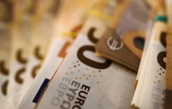 اليورو بأدنى مستوى في 3 أسابيع بعد تلويح ترامب بالتعريفات 