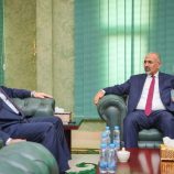 الرئيس الزُبيدي يشدد على ضبط العملية الإيرادية وتوريد الموارد إلى البنك المركزي