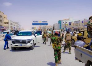 المحافظ بن الوزير يوقف مخالف مرورياً ويوجّه رسالة حازمة ويشدد على تعزيز الانضباط المروري بشوارع عتق.