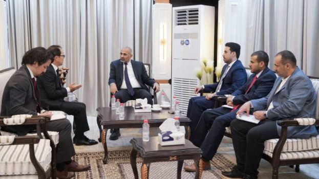 الرئيس الزُبيدي يناقش مع السفير الياباني سبل مضاعفة الدعم التنموي لبلادنا