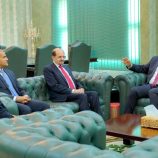 الرئيس الزُبيدي يطّلع من وزير الخارجية على سير عمل البعثات الدبلوماسية