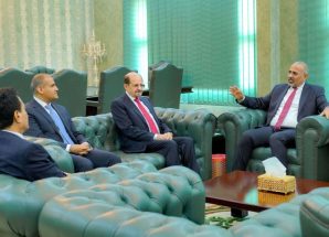 الرئيس الزُبيدي يطّلع من وزير الخارجية على سير عمل البعثات الدبلوماسية