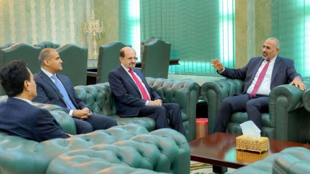 الرئيس الزُبيدي يطّلع من وزير الخارجية على سير عمل البعثات الدبلوماسية