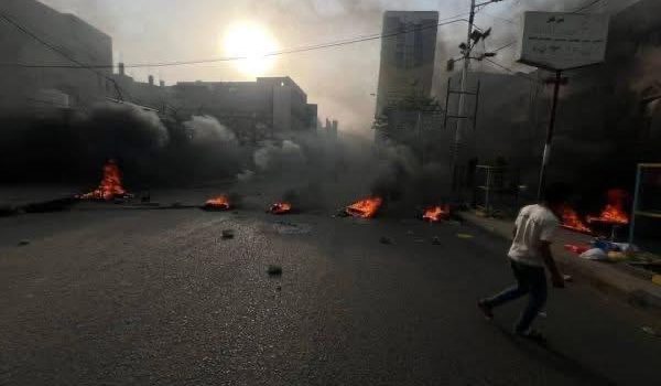 تعز: احتجاجات وقطع للشوارع تنديدا بأزمة المياه التي تتاجر بها جماعة الإخوان..