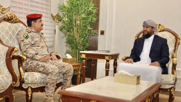 المحرّمي يناقش مع وزير الدفاع مستجدات الأوضاع العسكرية وتعزيز القدرات الدفاعية 