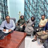 لجنة المناقصات بمحافظة شبوة تستعرض عطاءات مناقصة توريد أدوية لمركز الأورام