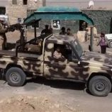 مليشيا الحوثي الإرهابية تحتجز مواطناً وأسرته في نقطة “الهجر” بعمران اليمنية