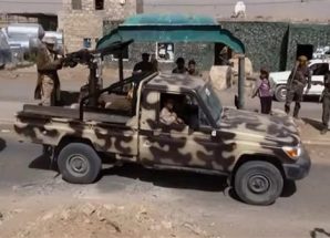 مليشيا الحوثي الإرهابية تحتجز مواطناً وأسرته في نقطة “الهجر” بعمران اليمنية