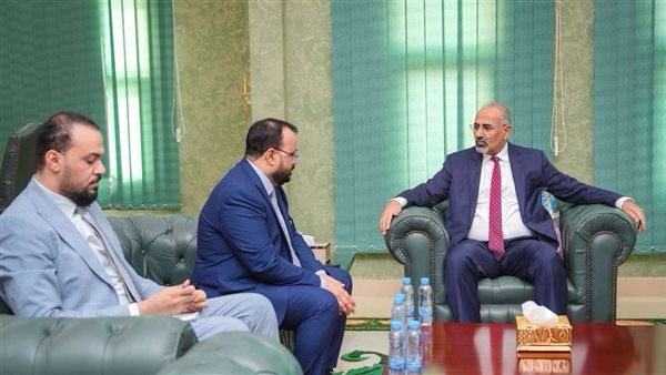 الرئيس الزُبيدي يطّلع على سير عمل وزارة الأشغال ويشدد على أهمية استكمال مشاريع صيانة الطرق الرئيسة