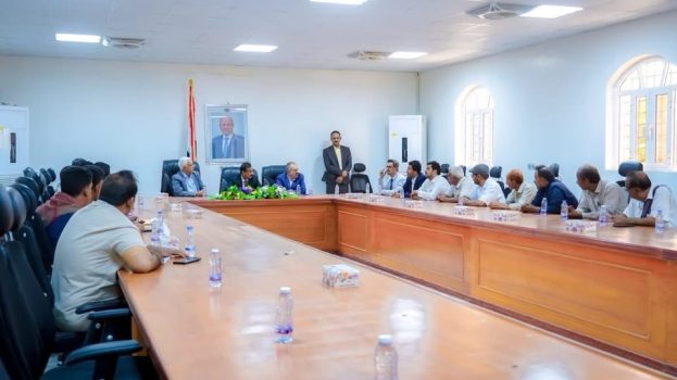 شبوة: المحافظ بن الوزير يلتقي أعضاء السلطة القضائية ويؤكد على دعم استقلال القضاء وتعزيز التنسيق المشترك لخدمة المواطنين