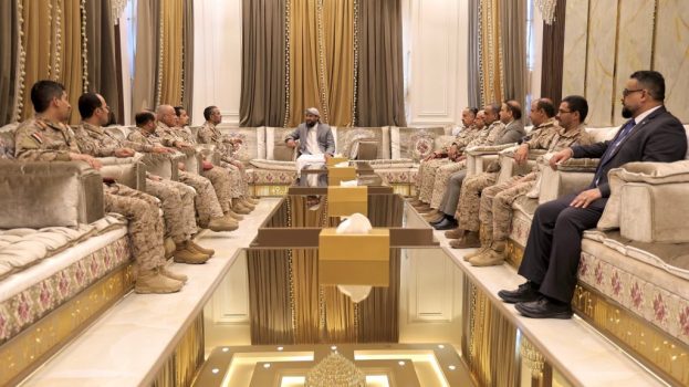 ‏خلال ترأسه اجتماعا عسكريا..‏المحرّمي: سقوط الحوثي بات وشيكاً والجيش على أهبة الاستعداد