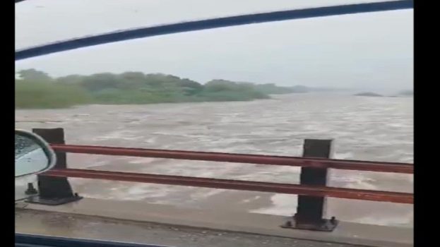 سيول الأمطار تغمر جسر الحسيني بوادي تبن في لحج