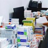 مواطنون يشكون من إستمرار بيع الأدوية بالأسعار السابقة رغم تحسن الصرف بعدن