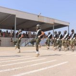 بحضور وزير الدفاع.. كلية الشرطة بحضرموت تجسد جاهزيتها الميدانية في العرض العسكري بالمكلا