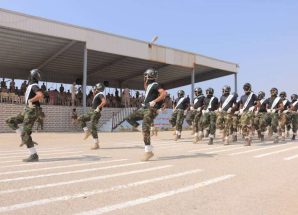 بحضور وزير الدفاع.. كلية الشرطة بحضرموت تجسد جاهزيتها الميدانية في العرض العسكري بالمكلا