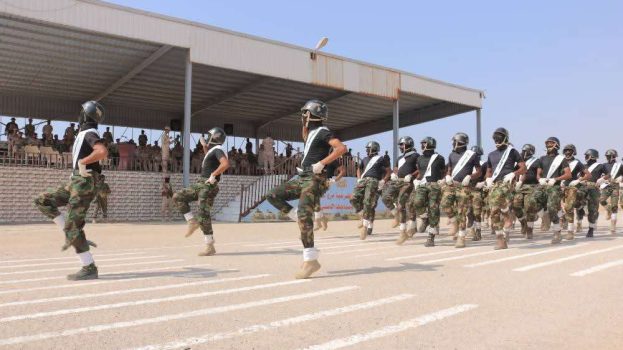 بحضور وزير الدفاع.. كلية الشرطة بحضرموت تجسد جاهزيتها الميدانية في العرض العسكري بالمكلا