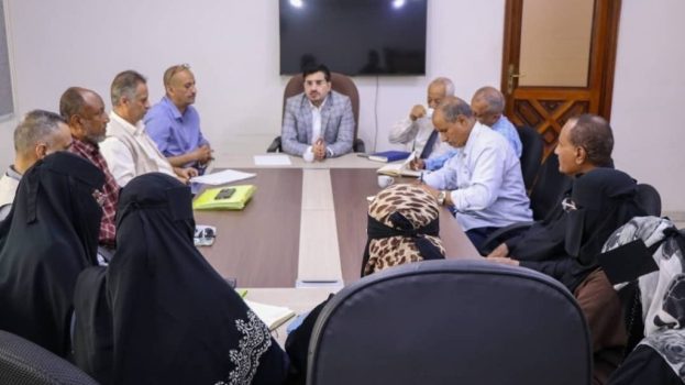 نائب وزير المياه والبيئة يطلع على نشاط مؤسسة المياه بعدن ويتفقد عدداً من مشاريع المياه والصرف الصحي