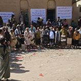 أهالي يشبم ينظمون وقفة تضامنية للمطالبة بإعادة فتح محلات الصرافة المغلقة