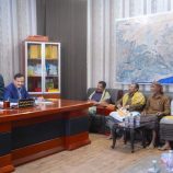 المحافظ بن الوزير يناقش مع قيادات الطلح ودهر الاحتياجات الخدمية ويؤكد المضي في تنفيذ مشاريع استراتيجية