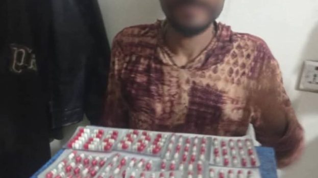 قوات الحزام الأمني بلحج تضبط شخصا بحوزته حبوبا مخدرة