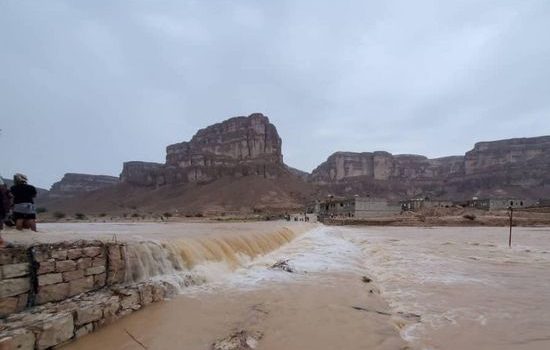 سيول جارفة تجتاح أودية تريم وغرفة الطوارئ تحذر المواطنين