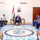 لدى لقائه السفير الصومالي..‏الرئيس الزُبيدي يُحذر من تنامي التخادم بين مليشيا الحوثي وحركة الشباب الصومالية وتنظيم القاعدة