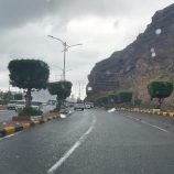 هطول أمطار على العاصمة عدن وسط مخاوف من غرق الشوارع مجدداً