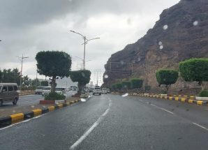 هطول أمطار على العاصمة عدن وسط مخاوف من غرق الشوارع مجدداً