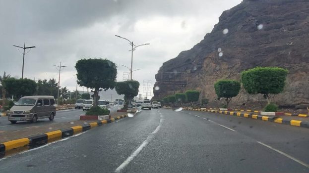 هطول أمطار على العاصمة عدن وسط مخاوف من غرق الشوارع مجدداً