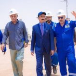 محافظ شبوة يزور قطاع العقلة النفطي ويطالب بإعادة تشغيله واستثمار موارده لدعم الاقتصاد الوطني