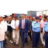 محافظ عدن يتفقد ميناء الحاويات ويدعو لتطوير المنظومة الرقابية 