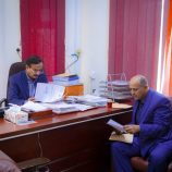 المحافظ بن الوزير يؤكد على أهمية المسوحات الإحصائية في بناء قواعد بيانات محدثة.