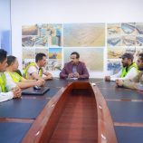 المحافظ بن الوزير يتفقد التجهيزات النهائية لبدء التشغيل التجريبي لمشروع الطاقة الشمسية